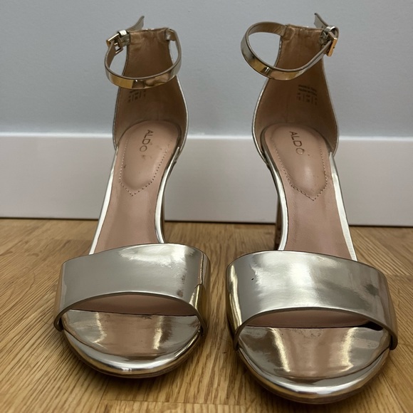 Stunning gold high heels - Picture 2 of 8